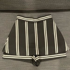 Maje highly waisted short skort with pockets. Size 34 EUR. Black and white